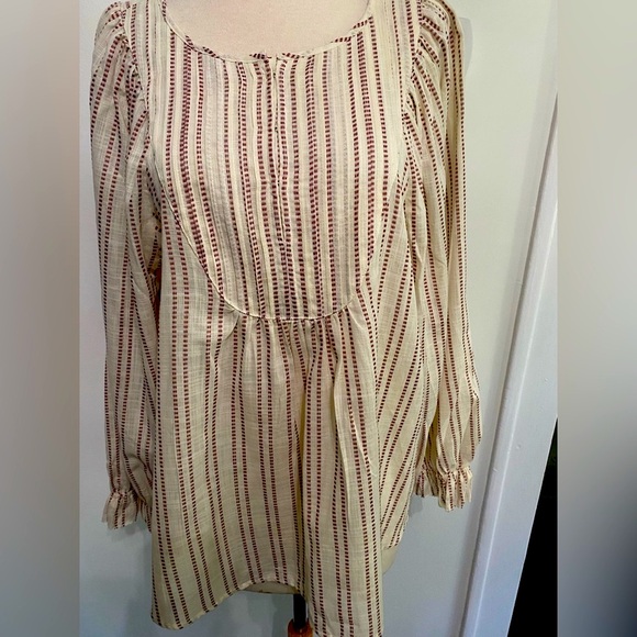 ELIZABETH & JAMES Striped Pattern Cream/Burgundy Top - Size M - NEW - Picture 1 of 5